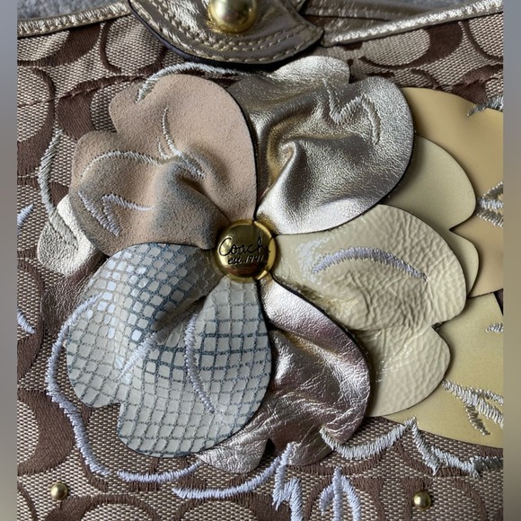 COACH Bleeker tote in signature floral EUC absolutely gorgeous inside and out - Picture 14 of 16